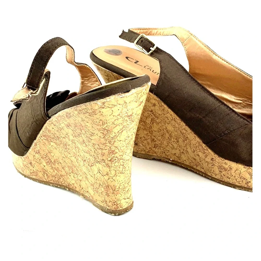 Chinese Laundry Ilena Flower Peep-Toe Wedge Sandals – Brown | Feminine | Cottage